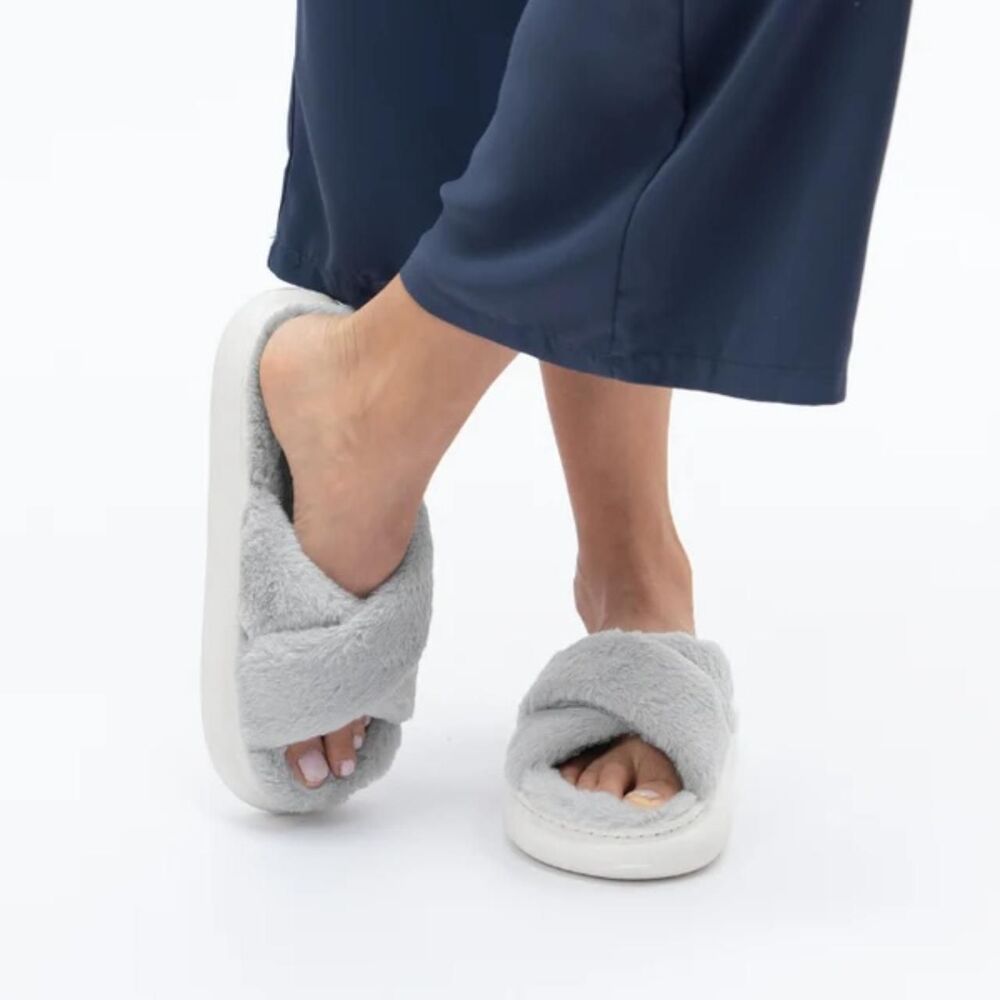 NEW The Cloudies™ - Snugglesteps Baby Blue Fur Slippers US WMNS 8.5 / 9